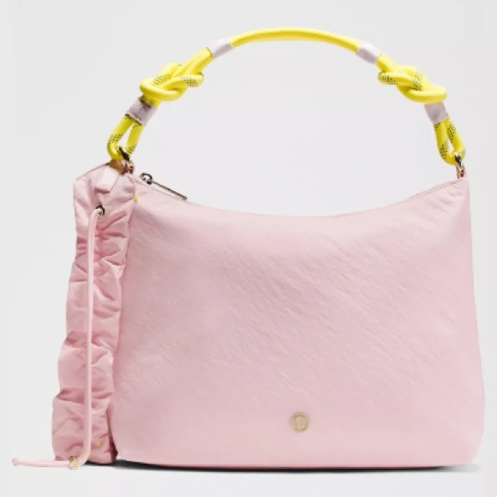 Lululemon Convertible Ruched
Crossbody Bag *Large 16L blissful pink/daisy glow - Picture 4 of 6